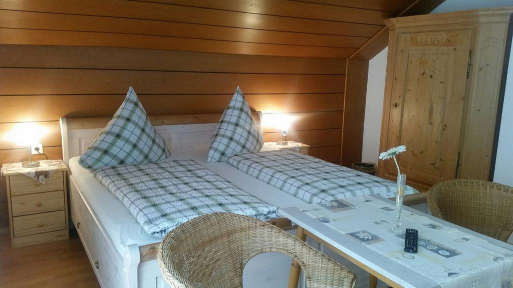 Hotel-Pension Haus Hubertus Weigendorf Quarto foto