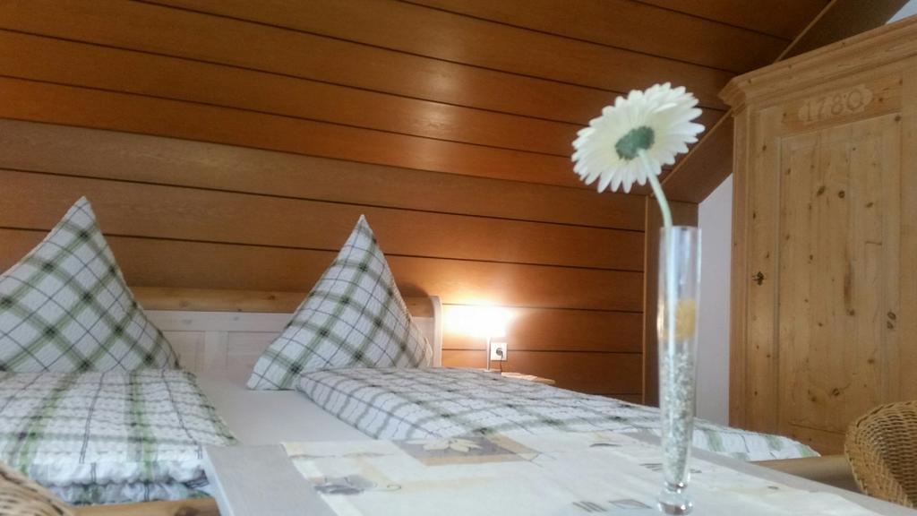 Hotel-Pension Haus Hubertus Weigendorf Quarto foto